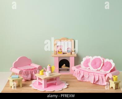 La bambola'scasa soggiorno con verde pallido a parete e pavimento in legno Foto Stock