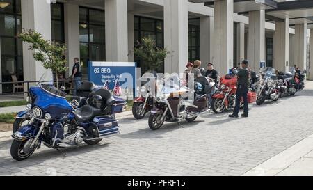 I partecipanti di Rolling Thunder preparare per iniziare il loro giorno memoriale della corsa nella parte anteriore dell'edificio. 62 al supporto navale attività Bethesda, 27 maggio. L annuale cross-country moto onori caduti i membri del servizio come parte del memorial day weekend. Foto Stock