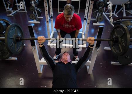 Stati Uniti Marine Corps Staff Sgt. Christopher Serra partecipa a un 2018 DoD giochi guerriero powerlifting pratica a Cheyenne Mountain High School in Colorado Springs, Colo., 26 maggio 2018. Il guerriero giochi è adattativa di competizione sportiva per i feriti e ammalati e feriti i membri del servizio e i veterani. Foto Stock