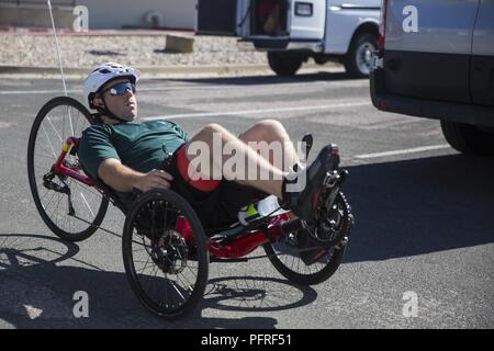 Stati Uniti Marine Corps Staff Sgt. Benjamin Cook si riscalda prima di un 2018 DoD giochi guerriero pratica ciclistica a Cheyenne Mountain High School in Colorado Springs, Colo., 27 maggio, 2018. Il guerriero giochi è adattativa di competizione sportiva per i feriti e ammalati e feriti i membri del servizio e i veterani. Foto Stock