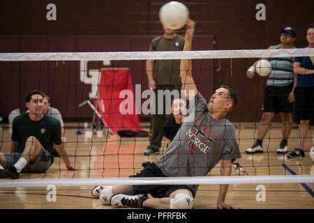 Stati Uniti Marine Corps Sgt. Eric Johansen punte la sfera durante un 2018 DoD Warrior giochi pallavolo seduta pratica a Cheyenne Mountain High School in Colorado Springs, Colo., 26 maggio 2018. Il guerriero giochi è adattativa di competizione sportiva per i feriti e ammalati e feriti i membri del servizio e i veterani. Foto Stock