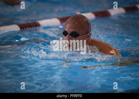 Stati Uniti Marine Corps Gunnery Sgt. Dorian pratiche Gardner la sua rana durante un 2018 DoD Warrior giochi pratica di nuoto a Cheyenne Mountain High School in Colorado Springs, Colo., 25 maggio 2018. Il guerriero giochi è adattativa di competizione sportiva per i feriti e ammalati e feriti i membri del servizio e i veterani. Foto Stock