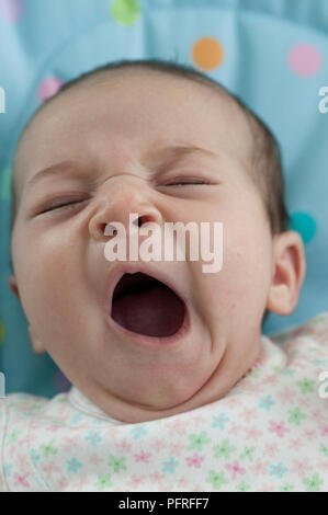 Baby girl sbadigli, close-up Foto Stock