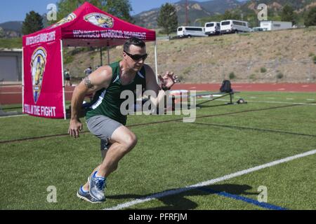 Stati Uniti Marine Corps Gunnery Sgt. Raymond Archer si riscalda durante un 2018 DoD Warrior giochi via pratica a Cheyenne Mountain High School in Colorado Springs, Colo., 27 maggio, 2018. Il guerriero giochi è adattativa di competizione sportiva per i feriti e ammalati e feriti i membri del servizio e i veterani. Foto Stock