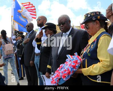 Sulla destra un membro della legione americana stabilisce una corona di fiori per commemorare tutti i veterani che hanno pagato il sacrificio estremo durante il Virgin Islands National Guard Memorial Day Parade su St. Croix, VI, 28 maggio 2018. (Da sinistra a destra) Sen. Novelle E. Francis Jr. del VI LEGISLATURA, Distretto premere il Segretario Richard Motta dall'ufficio del Congressista Stacey Plaskett, Briga. Gen. Deborah Y. Howell, l aiutante generale, VING e Governatore Kenneth Mapp, governatore della U.S. Isole Vergini. Foto Stock