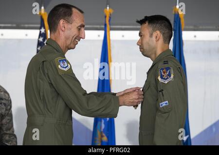 Stati Uniti Air Force Il Mag. Gen. Scott Zobrist, sinistra, 9 Air Force commander, luoghi illustri battenti medaglia a croce sulla Capt. William "dice" Dana, 74Fighter Squadron A-10C Thunderbolt II pilota, durante una cerimonia di premiazione, Maggio 23, 2018 a Moody Air Force Base, Ga. Dana, insieme con il suo wingman, è stato allertato il Agosto 14, 2017 da un terminale comune centralina di attacco nemico aveva violato l amico linee in otto posizioni. In un periodo di tre ore, Dana impiegato 11.000 libbre di proiettili di artiglieria e distrutto 10 nemico difensiva posizioni di combattimento. Foto Stock