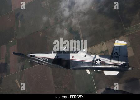 Un T-6un texano II vola sopra Oklahoma, 24 maggio 2018. La T-6 texano II è il primario trainer per corsi di laurea Air Force pilota di formazione degli studenti. Foto Stock