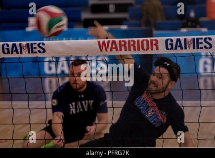 Stati Uniti Coast Guard marinaio Chris North, del Team Navy, picchi a pallavolo durante la pratica il 29 maggio 2018. Il DoD Warrior giochi sono un evento annuale, istituito nel 2010, per introdurre feriti e ammalati e feriti i membri del servizio di adaptive lo sport come un modo per migliorare il loro recupero e riabilitazione. Foto Stock