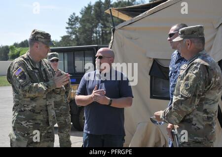 184Supporto comando, comandante Brig. Gen. Clint E. Walker e Cmd. Sgt. Il Mag. Jason poco visitare la difesa Agenzia logistica in Powdiz, Polonia. La 184SC e DLA sono entrambi supportano i partecipanti di Saber Strike 18 un esercizio di multinazionali che migliora le relazioni professionali e migliora su tutto il coordinamento con gli alleati e partner le forze armate durante i periodi di crisi. (Mississippi esercito nazionale Guard Foto Stock