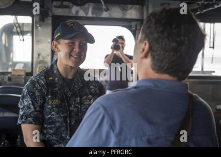 Della caldera di Santorini, Grecia (24 maggio 2018) - Ensign Nichole Roden, public affairs officer del guidato-missili cruiser USS Normandia (CG 60), parla con il Sig. Dimitris Prassos del vulcano di Santorini TV durante un tour a sostegno di una programmata visita porta. La Normandia è attualmente implementato come parte di Harry Truman Carrier Strike gruppo. Foto Stock