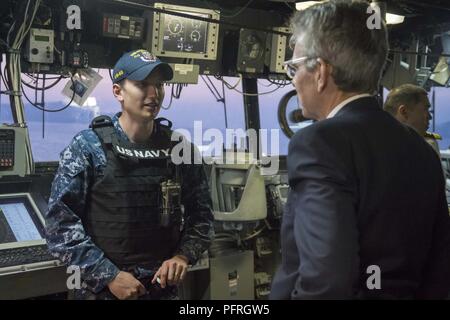 Della caldera di Santorini, Grecia (24 maggio 2018) - Tenente j.g. Chris Adams parla con sua eccellenza il signor Geoffrey Pyatt, U.S. Ambasciatore di Grecia, durante un giro di visite-missili cruiser USS Normandia (CG 60) a sostegno di una programmata visita porta. La Normandia è attualmente implementato come parte di Harry Truman Carrier Strike gruppo. Foto Stock