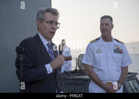 Della caldera di Santorini, Grecia (24 maggio 2018) - Sua Eccellenza il signor Geoffrey Pyatt, U.S. Ambasciatore di Grecia, parla per gli ospiti a bordo guidato-missili cruiser USS Normandia (CG 60) durante un ricevimento e banco a sostegno di una programmata visita porta. La Normandia è attualmente implementato come parte di Harry Truman Carrier Strike gruppo. Foto Stock