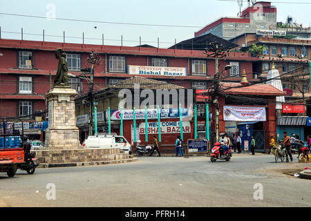 Kathmandu, Nepal - Aprile 13, 2016: lo stile di vita e l'ambiente delle strade principali di Kathmandu, Nepal. - Kathmandu è la capitale e la più grande municipa Foto Stock