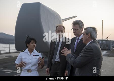 Della caldera di Santorini, Grecia (24 maggio 2018) - Ensign Leslie Alasagas spiega capacità difensive per gli ospiti durante un tour delle visite-missili cruiser USS Normandia (CG 60) a sostegno di una programmata visita porta. La Normandia è attualmente implementato come parte di Harry Truman Carrier Strike gruppo. Foto Stock