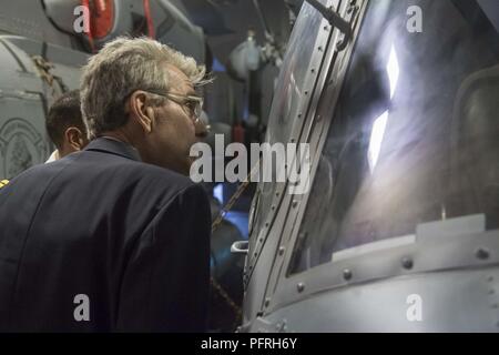 Della caldera di Santorini, Grecia (24 maggio 2018) - Sua Eccellenza il signor Geoffrey Pyatt, U.S. Ambasciatore di Grecia, riceve un tour delle visite-missili cruiser USS Normandia (CG 60) durante un ricevimento a sostegno di una programmata visita porta. La Normandia è attualmente implementato come parte di Harry Truman Carrier Strike gruppo. Foto Stock