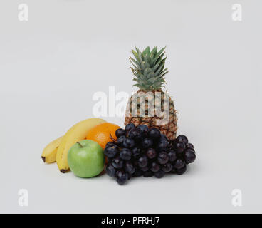 Uva nera, ananas, mela, arancio e banane Foto Stock