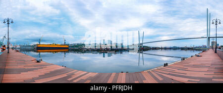 Vista panoramica dal Tsesarevich quay di Vladivostok Foto Stock