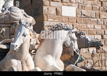 L'Italia, Toscana, Firenze, Piazza della Signoria, la fontana del Nettuno, statue equestri, close-up Foto Stock