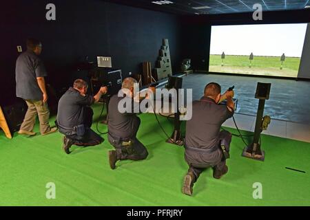 L'Esercito Italiano Carabinieri Sud della Task Force europea (SETAF) condurre attività di formazione utilizzando le abilità di coinvolgimento Trainer (EST) alla Caserma del Din a Vicenza, Italia, 30 maggio 2018. Uso dei Carabinieri U.S. Esercito di Formazione Regionale Divisione di Assistenza (RTSD) sud attrezzatura per migliorare le relazioni bilaterali e per espandere i livelli di cooperazione e la capacità del personale coinvolto nelle operazioni congiunte. Foto Stock