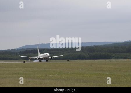 Un U.S. Air Force C-40B Clipper, assegnato per la 86Airlift Wing, taxi giù per la pista di rullaggio a Ramstein Air Base, Germania, 29 maggio 2018. Il C-40B è uno di una manciata NEGLI STATI UNITI Air Force flotta. Foto Stock