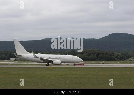 Un U.S. Air Force C-40B Clipper, assegnato per la 86Airlift Wing, tocca giù a Ramstein Air Base, Germania, 29 maggio 2018. Il C-40B è uno dei 23 aeromobili a Ramstein la flotta. Foto Stock