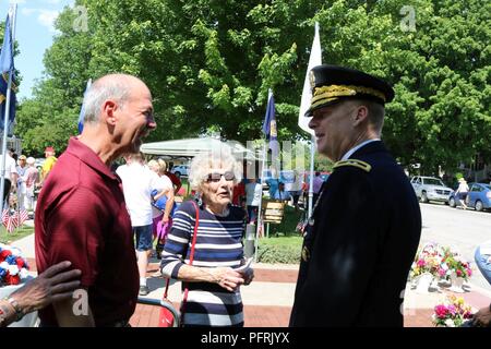 Il Mag. Gen. Duane Gamble, Comandante generale degli Stati Uniti Esercito il supporto comando, parla ai residenti locali a seguito di un Giorno Memoriale della osservanza detenute in Orion, Illinois, 28 maggio. Foto Stock