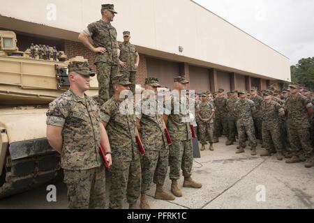 Stati Uniti Marine Corps Il Mag. Gen. John K. Amore, comandante generale, seconda divisione Marine, illustra il successo del 2018 Sullivan Cup concorrenza, sul Camp Lejeune, N.C., 30 maggio 2018. Il Sullivan Cup concorso è tenuto a determinare il miglior equipaggio del serbatoio attraverso i diversi rami del settore militare. Foto Stock