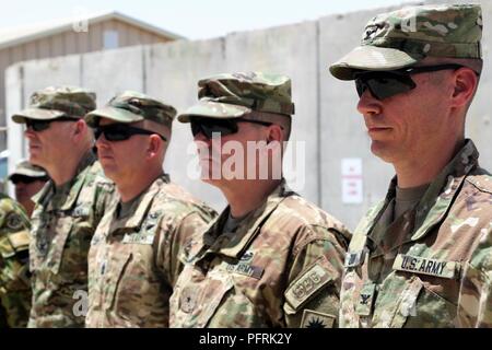 La leadership per i treni, consigliare e assistere Command-South pagare i loro aspetti con un momento di silenzio durante un giorno memoriale rispetto all'TAAC-Sud sede a Kandahar, Afghanistan, 28 maggio 2018. Da sinistra a destra il TAAC-S i leader sono: Capo del Personale Col. Pietro Croce, il comando Sgt. Il Mag. Anton Hillig, Comandante Brig. Gen. John Lathrop e vice comandante Col. Dave Zinn. TAAC-Sud, comandato da Brig. Gen. John Lathrop è composta di soldati dal quarantesimo divisione di fanteria, California la Guardia Nazionale e la seconda della brigata di fanteria combattere la squadra, 4a divisione di fanteria. Foto Stock