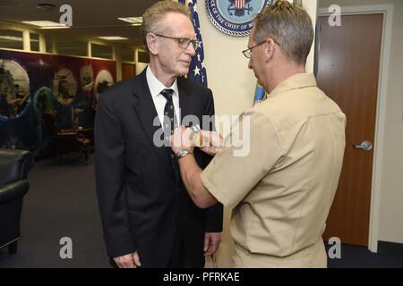 ARLINGTON, VIRGINIA (maggio. 31, 2018) posteriori Adm. David Hahn, capo del Naval Research, presenta il capitano Robert Dexter Conrad Award per la ricerca scientifica per il Dott. Thomas L. Reinecke dal laboratorio di ricerca navale, durante una cerimonia di premiazione che si terrà presso l' Ufficio di ricerca navale. Foto Stock