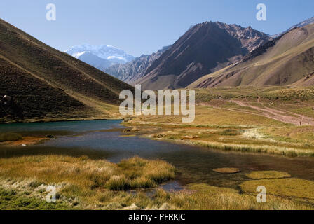 Argentina, Cuyo, Parque Provincial Aconcagua (Parco Aconcagua), Laguna de Horcones con Cerro Aconcagua mountain in background Foto Stock