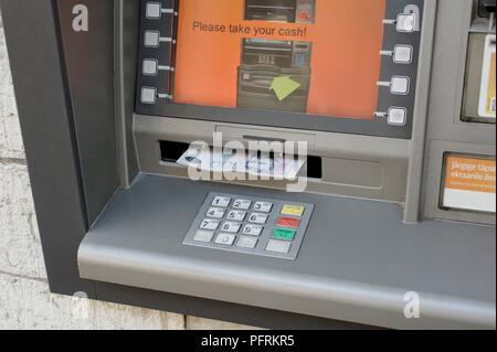Estonia, Tallinn, la banconota in sportello bancomat Foto Stock