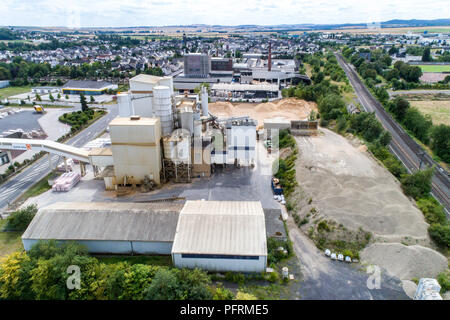 Koblenz Germania 21.07.2018 - Calcestruzzo Quickmix Impianto di dosaggio e di materiale di costruzione fabbrica vista aerea. Foto Stock