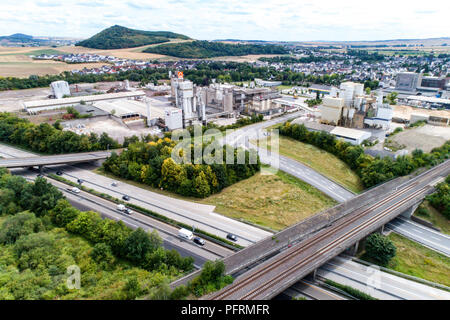 Koblenz Germania 21.07.2018 - Calcestruzzo Quickmix Impianto di dosaggio e di materiale di costruzione fabbrica vista aerea. Foto Stock
