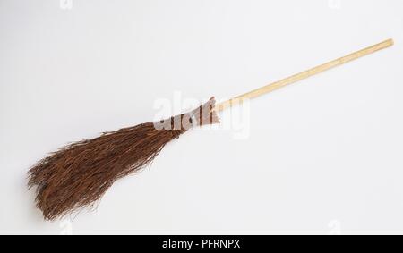 Scopa fatta di ramoscelli, vista laterale Foto Stock
