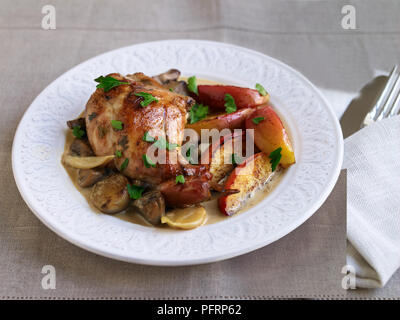 Coniglio in sidro di mele e le verdure su una piastra Foto Stock