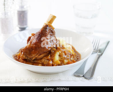 Gambo di agnello con purea di patate Foto Stock