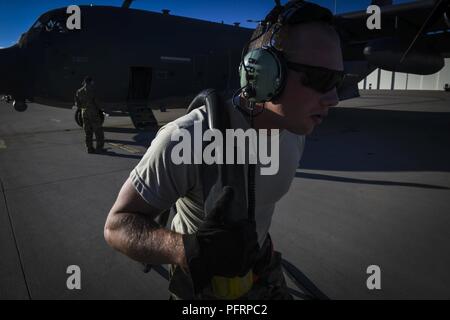 Senior Airman Brandon Conover, 27 particolari operazioni di manutenzione dell'aria Squadron, preparesm un MC-130J Commando II per il volo a Cannon Air Force Base, N.M., 30 maggio 2018. Alcuni di questi aeromobili ha preso al cielo in una notte la formazione di funzionamento. Foto Stock