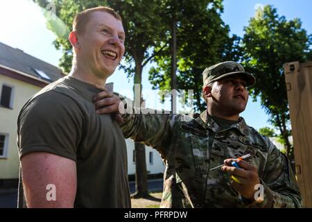 Sgt. Elias Rodriguez (centrale), Whittier, California native, combattere medic con il primo squadrone, 2° reggimento di cavalleria e Pvt. James Key, Morganton, North Carolina native, fante con il primo squadrone, 2° reggimento di cavalleria, mostra un gruppo di soldati come fornire una decompressione ago durante il combattimento ancora di salvezza la formazione con gruppo di combattimento della Polonia a Bemowo Piskie Area Formazione, Polonia, 30 maggio 2018. Gruppo di combattimento della Polonia è un luogo unico e multinazionale di coalizione di Stati Uniti, Regno Unito, croato e soldati rumeni che servono con il polacco della XV Brigata meccanizzata come una forza di dissuasione in sostegno della NATO è stato ottimizzato Foto Stock