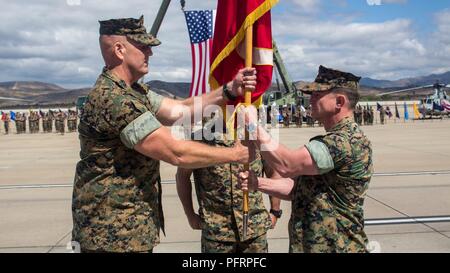 Luce subacquea elicottero d'assalto Squadron (HMLA) 169's outgoing comandante, Lt.Col. Giuseppe Lagoski, rinuncia a comando per Lt. Col. Everett M. buona durante un cambio del comando cerimonia al Marine Corps Air Station Camp Pendleton, California, 25 maggio. HMLA-169 è stato attivato come un attacco di Marine helicopter squadron sul Sett. 30, 1971 ed è rimasta su ICM Camp Pendleton poiché. Foto Stock