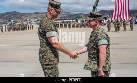 Luce subacquea elicottero d'assalto Squadron (HMLA) 169's outgoing comandante, Lt. Col. Giuseppe Lagoski, rinuncia a comando per LtCol. Everett M. buona durante un cambio del comando cerimonia al Marine Corps Air Station Camp Pendleton, California, 25 maggio. HMLA-169 è stato attivato come un attacco di Marine helicopter squadron sul Sett. 30, 1971 ed è rimasta su ICM Camp Pendleton poiché. Foto Stock