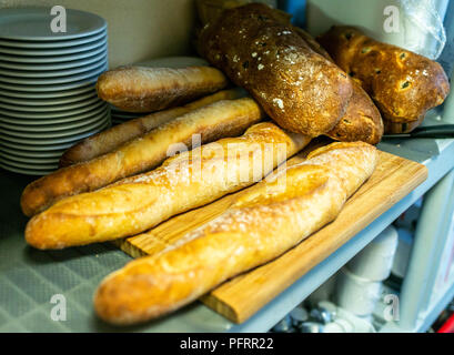 Diversi tipi di pane sulla lavagna nera dal di sopra. In cucina o in pasticceria design poster. Foto Stock