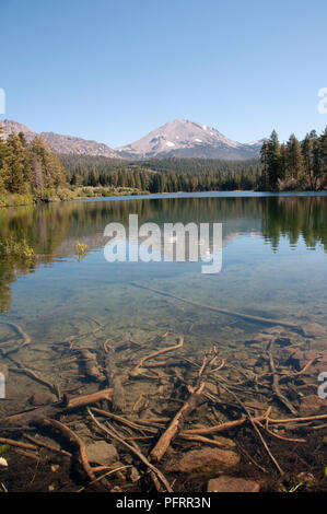 Stati Uniti, California, Parco nazionale vulcanico di Lassen, Manzanita Lake e Picco Lassen Foto Stock