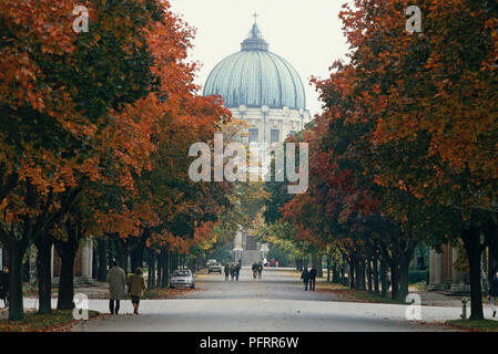 Austria, Vienna, Zentralfriedhof (cimitero centrale) cupola vista in distanza dal viale alberato Foto Stock