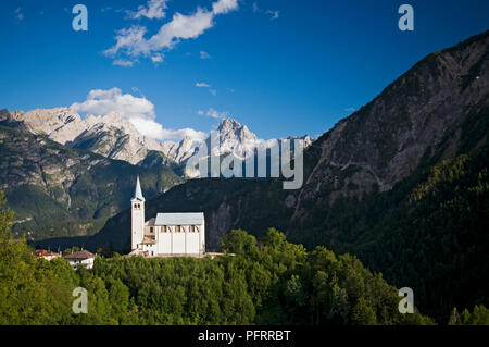 L'Italia, Veneto, Provincia di Belluno, chiesa in Valle di Cadore, circondato da montagne delle Dolomiti Foto Stock