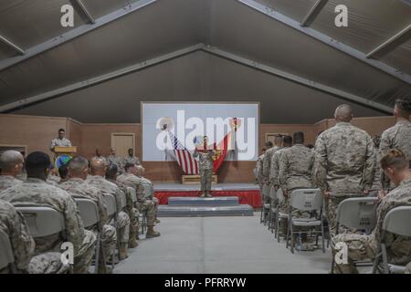 Località segreta, MEDIO ORIENTE - Il Premio Gung-Ho destinatario del corso Corporals 18.2-1, Cpl. Kristine Tran, un piccolo tecnico di armi con la logistica di combattimento il distacco 37, conduce la sua classe nel recitare il funzionario Non-Commissioned Creed durante la cerimonia di laurea Maggio 22, 2018. Marines, i marinai e gli avieri ha partecipato a due settimane di corso incentrato su Marine Corps leadership, norme, lo sviluppo professionale e il benessere fisico, ospitato da speciali Air-Ground Marine Task Force, crisi Response-Central comando. Foto Stock