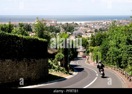 Francia, Normandia, Calvados, Deauville, moto dirigendosi verso il centro della città Foto Stock
