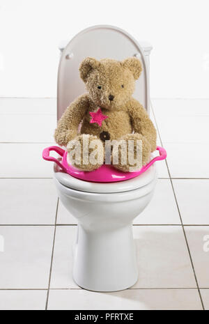 Toilette con sedile di addestramento per bambino Foto Stock