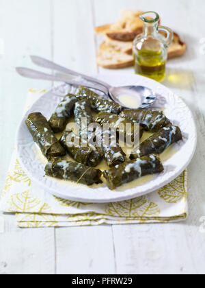 Dolmades avgolemono, greco le foglie di vite ripiene in salsa cremosa Foto Stock