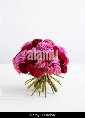 Rosa e Rosso fascetta a mano bouquet, rosso, celosia celosia rosa, rosa dalia, rosa acqua di rosa, rosso "Grand Prix' rose Foto Stock