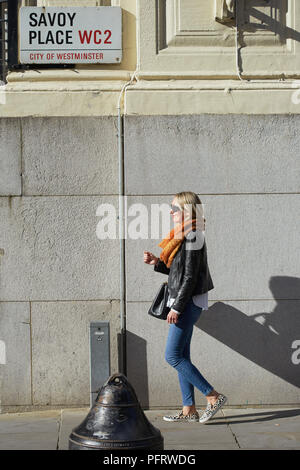 Donna che cammina sul percorso Foto Stock